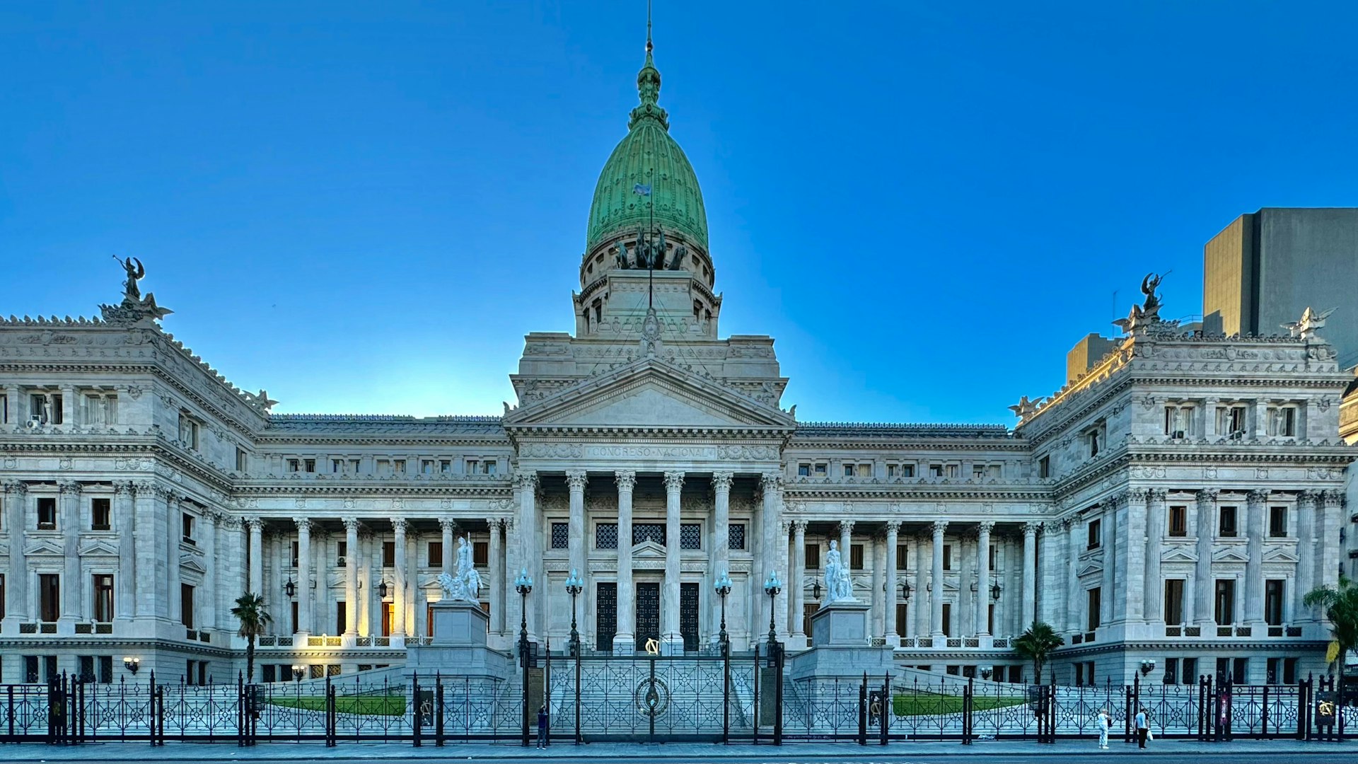 Fachada monumental del Palacio del Congreso de la Nación Argentina, con su cúpula y columnata, al atardecer.